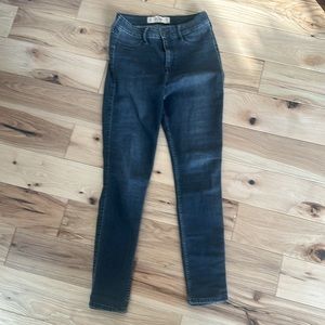 Hollister jeans . Mid rise. size 5r w27 L31